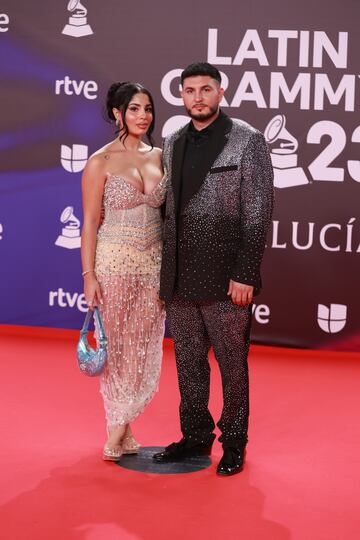 La influencer Lola Romero junto a su pareja el cantante Omar Montes, posan durante el photocall previo a la gala de entrega de los Latin Grammy 2023.