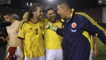 Mario Yepes, Teófilo Gutiérrez y Faryd Mondragón celebrando un triunfo de la Selección Colombia ante Paraguay por Eliminatorias.