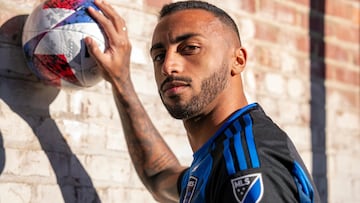 Akapo posa con la camiseta del San Jose Eathquakes.