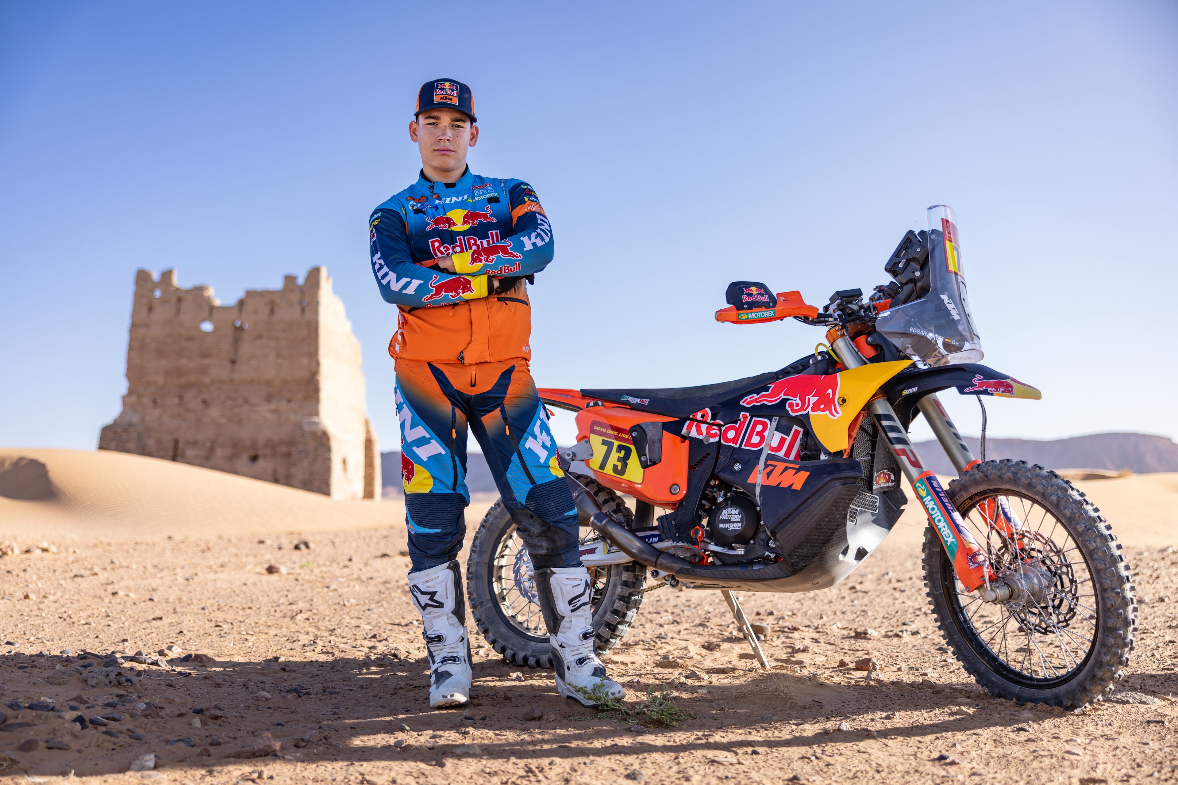 Edgar Canet con la KTM del Dakar junto a la que competirá en la categoría riena.