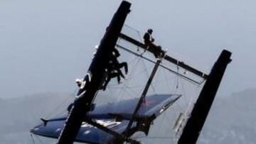 Espectacular vuelco del AC45 de Russell Coutts