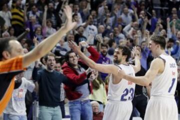 Sergio Llull celebra junto a su compañero Luka Doncic la última canasta del partido.