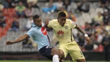 Michael Arrollo disputa un balón ante Jessie Lopez del Walter Ferretti