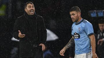 Eduardo Coudet da indicaciones a Javi Gal&aacute;n durante el partido entre el Celta y la Real Sociedad.