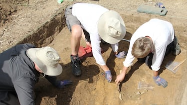 Unos aficionados a la caza de tesoros topan con un descubrimiento extraordinario a solo 50 centímetros de profundidad  