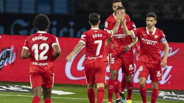 Los jugadores del Sevilla celebran un tanto al Celta.