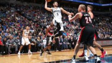 Ricky Rubio se prepara para lanzar un pase durante el partido ante los Portland Trail Blazers.