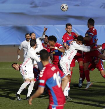 ¡Cae Ramos dentro del área al intentar rematar una falta y el colegiado pita falta en ataque sobre Marcone!. 