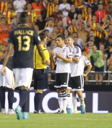 El árbitro inglés Mark Clattenburg y Javi Fuego.