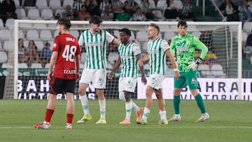 Théo acompaña a Adilson tras la lesión del viernes