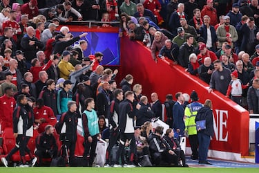 Simeone, es expulsado tras encararse con un aficionado del Liverpool. El ténico se quejó al árbitro que le habían hecho una peineta.