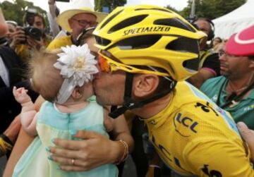 Vincenzo Nibali besa su bebé tras ganar el Tour de Francia de 2014.