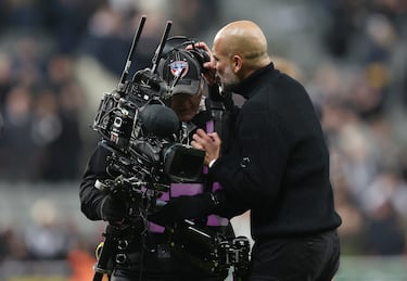 Guardiola se acercó al camarógrafo, le quitó los auriculares y le recriminó algo al oído, molesto por estar grabando ese momento de tensión.