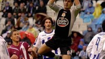 <b>DOMINANDO LAS ALTURAS. </b>Aranzubía bloca un balón aéreo con presencia amenazante de Culebras, mientras, Bodipo, Colotto y Adrián observan la jugada.