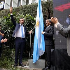 Así es la nueva embajada argentina en Bangladesh: fútbol, alfajores, mate...