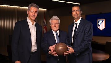 Miguel Angel Gil y Enrique Cerezo y Robert Givone, socio de Apollo Sports Capital.