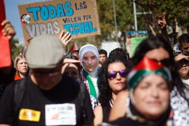 Varias personas durante una manifestación en apoyo a Palestina en Barcelona.