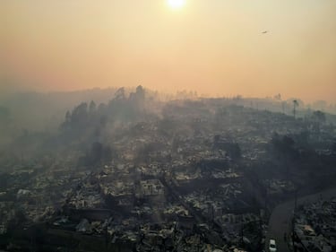 Una vista aérea muestra edificios dañados tras un incendio forestal en la región del Biobío, donde, según medios locales, múltiples incendios forestales provocaron evacuaciones de emergencia, en Concepción, Chile.