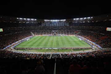 El estadio Soccer City de Johanesburgo acogía la final del primer Mundial celebrado en África. Dos selecciones europeas disputarían suceder a Italia en el trono del fútbol mundial. Por una parte asomaba España, una de las grandes favoritas a alzar el título. Por otro lado, aparecía Holanda, que a base de buen juego y goles aspiraba, en su tercera presencia en una final, a asentarse en la aristocracia del fútbol continental. 84.490 espectadores vieron la final en directo.
