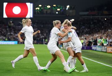 1-1.  Ella Toone celebra el primer gol.