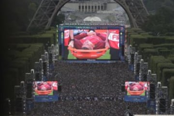 La multitud mira en las calles de París la final de la Eurocopa entre Francia y Portugal. En la imagen se aprecia la lesión de Cristiano Ronaldo. Recuento gentileza de El País.