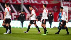 AVELLANEDA, ARGENTINA - AUGUST 07: Bruno Zuculini (C) of River Plate leaves the pitch after first half during a match between Independiente and River Plate as part of Liga Profesional 2022 at Estadio Libertadores de América - Ricardo Enrique Bochini on August 7, 2022 in Avellaneda, Argentina. (Photo by Marcelo Endelli/Getty Images)