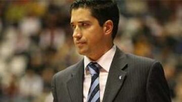 <b>DESBORDADO.</b> De Pablos se ha visto desbordado durante todo el partido y ha reconocido que el Akasvayu ha sido justo vencedor.