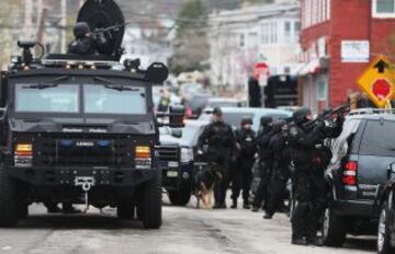 Agentes del cuerpo de elite SWAT participan en la operación de búsqueda y captura del sospechoso de los atentados de Boston.