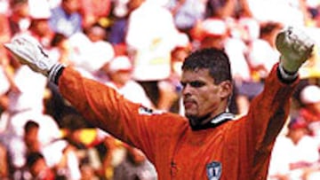 <b>DE CABEZA A LA HISTORIA.</b> Miguel Calero marcó en el último partido del Pachuca mexicano.