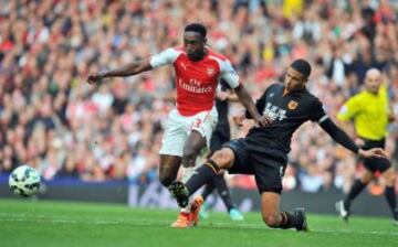 Danny Welbeck estuvo impreciso. En la foto lo marca Curtis Davies.