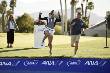 La golfista Patty Tavatanakit salta para celebrar su triunfo en el ANA Inspiration, celebrado en el Country Club de Rancho Mirage en California (EE UU). La niña que quería ser como Tiger Woods se convierte en la primera tailandesa que gana el ANA Inspiration y la segunda, tras Ariya Jutanugarn, que suma un Grande a su palmarés.