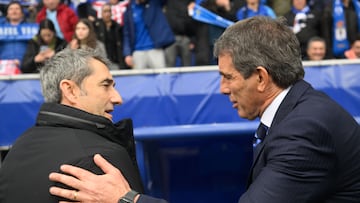 OVIEDO, 15/02/2026.- Los entrandores del Oviedo, Guillermo Almada (d) y del Athletic Ernesto Valverde se saludan al inicio del partido de la jornada 24 de LaLiga que disputan el Real Oviedo y el Athletic Club este domingo en el estadio Carlos Tartiere en Oviedo. EFE/Eloy Alonso