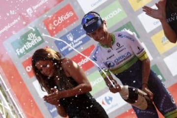 Esteban Chaves celebra en el podio.