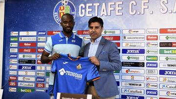 El lateral derecho francés, Dimitri Foulquier (i), junto al director Deportivo, Nicolás Rodríguez ,posan durante la presentación como nuevo jugador del Getafe Club de Fútbol. Foulquier, cedido esta temporada en el Getafe