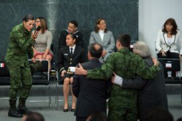 María del Rosario Espinoza le toma una fotografía al pentatleta Ismael Hernández junto a Carlos Bremer.