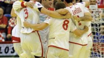 <b>CONSEGUIDO. </b>Los jugadores de España disfrutan en el centro de la pista de su clasificación para las semifinales del Europeo con una jornada de antelación.