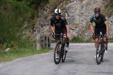 Óscar y Marcos Freire en plena ascensión. Se trata de un puerto corto… pero explosivo. Son 4,8 kilómetros al 8,7% con picos máximos del 14% y está catalogado de segunda categoría. Será el desenlace de la 16ª etapa, el próximo 12 de septiembre, en una llegada en alto que se estrenará en La Vuelta.