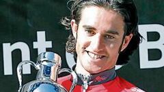 Dani Moreno pasa por encima de las figuras en Montjuïc