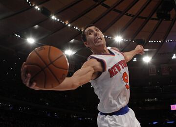 ※A m赤 no me van a hacer novatadas§. Prigioni lo dej車 claro cuando dio el salto a la NBA ya como veterano, con 35 a?os, para jugar en los mejores Knicks que ha visto la mejor Liga del mundo desde el 2000. Ese a?o, los neoyorquinos disputaron las semifinales del Este y consiguieron m芍s de 50 victorias, ambos casos in谷ditos en el siglo XXI. Prigioni ejerci車 el papel de veterano y aport車 minutos de calidad desde el banquillo. Leyenda del baloncesto de su pa赤s, prolong車 su estancia en la NBA hasta 2016.