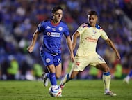 Lorenzo Faravelli pelea con Jonathan Dos Santos un balón durante la ida de la Final entre Cruz Azul y América.