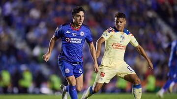 Lorenzo Faravelli pelea con Jonathan Dos Santos un balón durante la ida de la Final entre Cruz Azul y América.