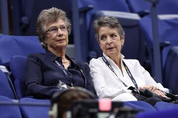 Virginia Wade y Mary Lou Mellace durante la final del US Open entre Novak Djokovic y Daniil Medvedev en el USTA Billie Jean King National Tennis Center.