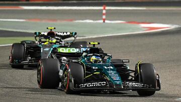 Fernando Alonso (Aston Martin AMR24) y Lewis Hamilton (Mercedes W15). Sakhir, Bahréin, F1 2024.