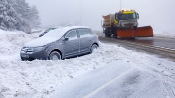 Un coche cubierto de nieve y una máquina quitanieves en la carretera de acceso al Puerto de Navacerrada en Madrid. La Agencia de Seguridad y Emergencias de la Comunidad de Madrid (ASEM 112) ha activado la situación 0 de la fase de alerta del Plan Especial de Protección Civil Ante Inclemencias Invernales por previsión de la Agencia Estatal de Meteorología (Aemet) de vientos y nieve en la Sierra. Además, la Aemet mantiene el nivel de alerta amarillo por nevadas. Se espera una acumulación de nieve hasta los cinco centímetros a partir de los 1.000 metros y hay alerta por viento con rachas de hasta 80 kilómetros por hora.