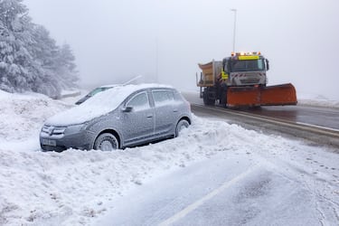 Un coche cubierto de nieve y una máquina quitanieves en la carretera de acceso al Puerto de Navacerrada en Madrid. La Agencia de Seguridad y Emergencias de la Comunidad de Madrid (ASEM 112) ha activado la situación 0 de la fase de alerta del Plan Especial de Protección Civil Ante Inclemencias Invernales por previsión de la Agencia Estatal de Meteorología (Aemet) de vientos y nieve en la Sierra. Además, la Aemet mantiene el nivel de alerta amarillo por nevadas. Se espera una acumulación de nieve hasta los cinco centímetros a partir de los 1.000 metros y hay alerta por viento con rachas de hasta 80 kilómetros por hora.