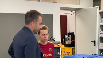 Hansi Flick, con Frenkie de Jong.