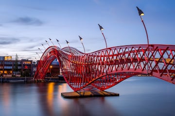 Este puente recrea una espectacular serpiente gigante de hierro diseñada en 2001. El puente conecta a la isla de Borneo con la península de Sporenburg. Tiene 93 metros de largo.