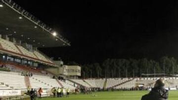 <b>SIN LUZ. </b>El sabotaje dejó a oscuras el estadio y se aplazó el partido.