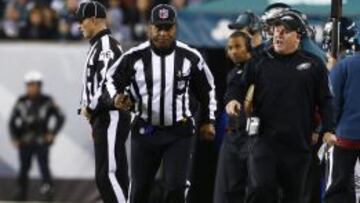 Chip Kelly protesta a un árbitro en el Eagles-Redskins.