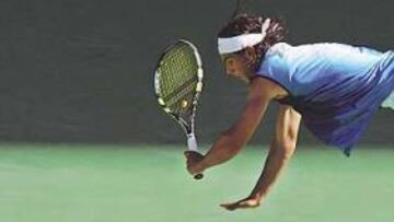 <b>HASTA EL ÚLTIMO ALIENTO. </b>Rafa Nadal intenta cazar un contrapié de Hewitt, en pleno fragor de la batalla en el Rod Laver Arena. En el quinto set, Rafa pagó caro sus esfuerzos.